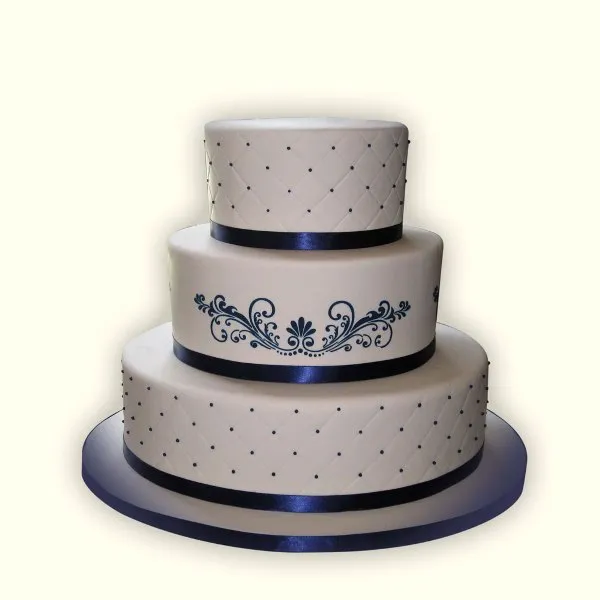 белый свадебный торт с синим декором