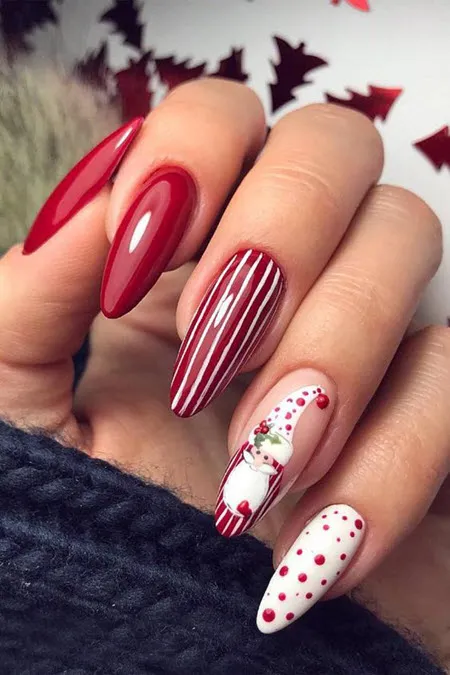 Идеи красного маникюра на зиму Рождественские мотивы красиво иллюстрированные на кончиках пальцев в красном цвете украсят ваш зимний маникюр.
