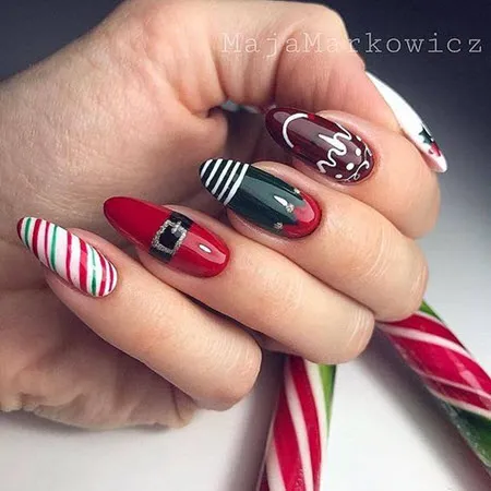 Идеи красного маникюра на зиму Рождественские мотивы красиво иллюстрированные на кончиках пальцев в красном цвете украсят ваш зимний маникюр.