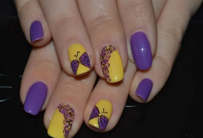 Смелая идея дизайна ногтей в желтых, фиолетовых и золотичтых тонах