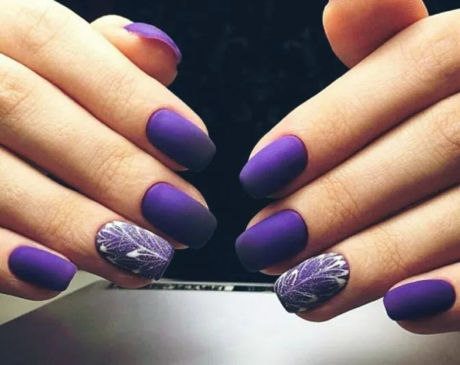 Идея фиолетового дизайна на ногтях с матовым лаком