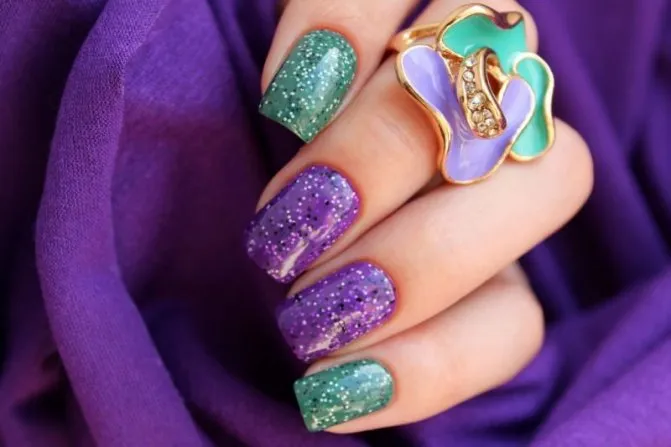 Дизайн ногтей - фиолетовый с зеленым