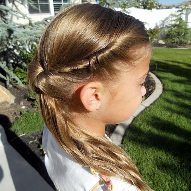 Модные и легкие прически на длинные волосы для девочек в школу: идеи на каждый день 3