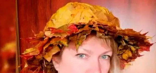 Осенняя шляпка из кленовых листьев