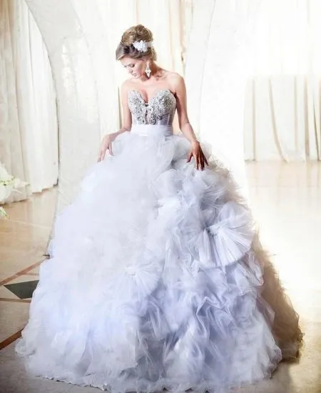 Свадебное платье с пышной юбкой и цветами