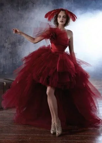 Авангардное пышное красное свадебное платье