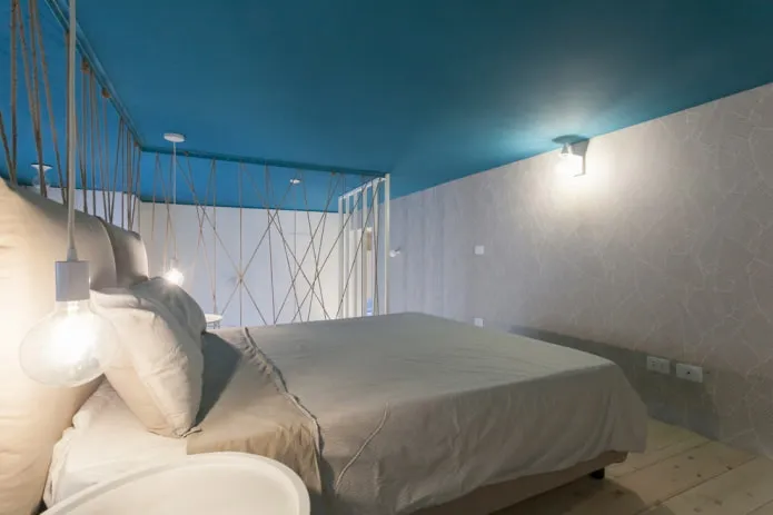 серо-бирюзовый интерьер спальни
