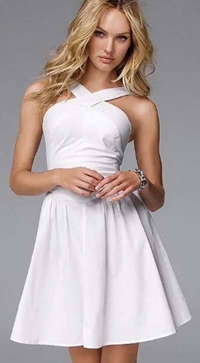 Девушка-блондинка в коротком белом платье