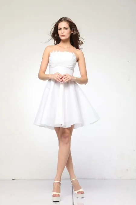 Девушка со светлым тоном кожи и темными волосами в белом платье