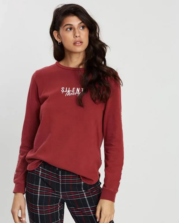 модные свитера 2022: бордовый с надписью