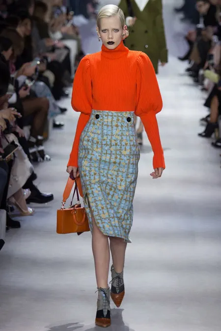 Модель в оранжевом свитере от Christian Dior