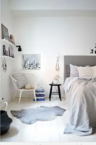 Кресло в интерьере спальни: советы по выбору + фото