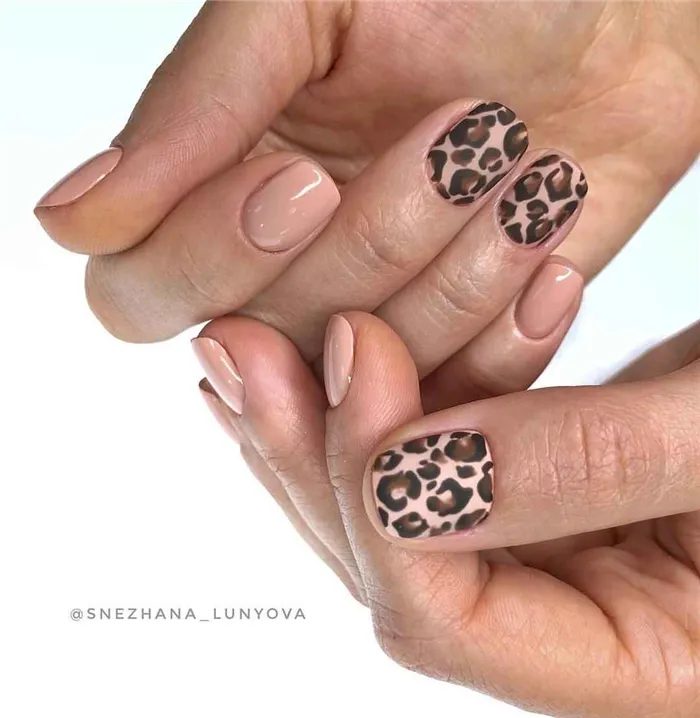 Матовый маникюр на короткие ногти с леопардовым принтом фото_3