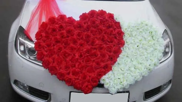 Розы на автомобиле в виде сердечек