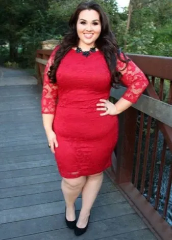 Кружевное красное платье-футляр для полных женщин
