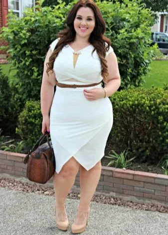 Белое платье-футляр с ассиметричной юбкой для полных