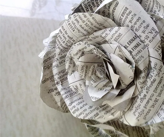 Фото поделки розы из газеты
