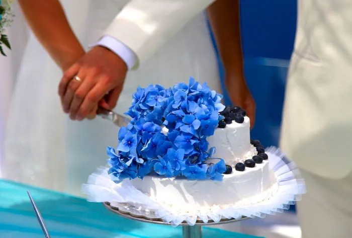 свадебный торт с живыми цветами 7