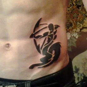 Татуировка на животе у парня - знак зодиака Стрелец