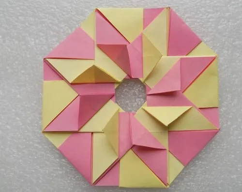 modulnoe-origami-dlia-nachinaiushchikh-venok-15