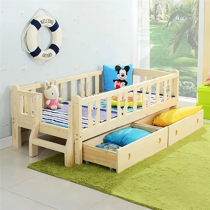 Деревянная детская кровать с бортиками и выдвижными ящиками