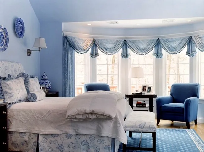 Синие шторы в спальне 