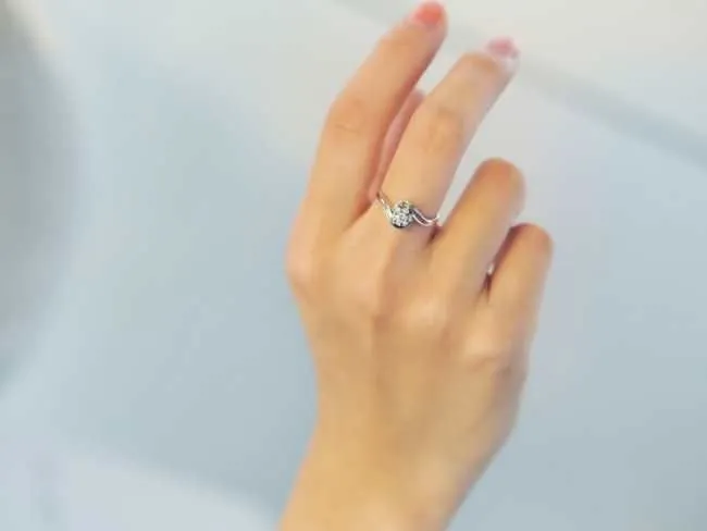 Ношение кольца на среднем пальце