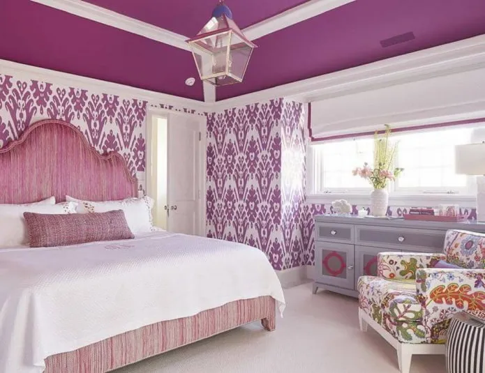 розово-сиреневый интерьер спальни