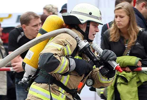 Женщина-пожарная