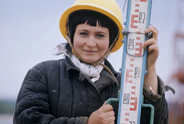 Монтажница Ольга Сарбина работает на строительстве Мозырского нефтеперерабатывающего завода