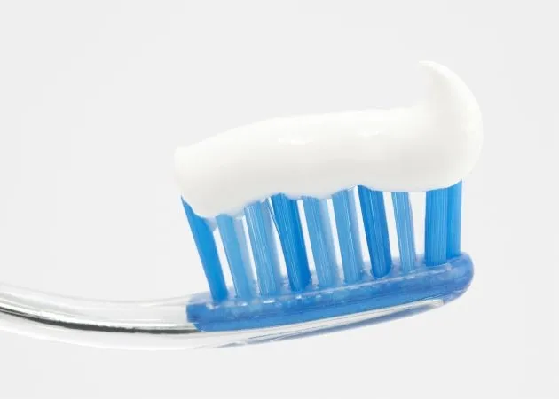 Белая зубная паста