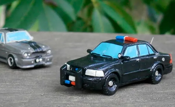 Модель полицейской машины из пластилина