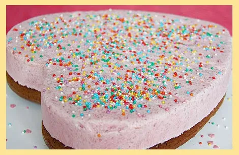 Торт сердце с разноцветной присыпкой