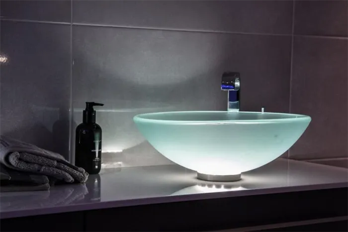 Раковины в ванной из стекла легко чистятся средствами на основе нашатырного спирта