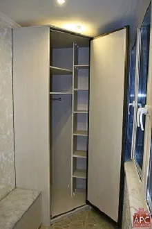 фото: угловой шкаф с распашными дверями
