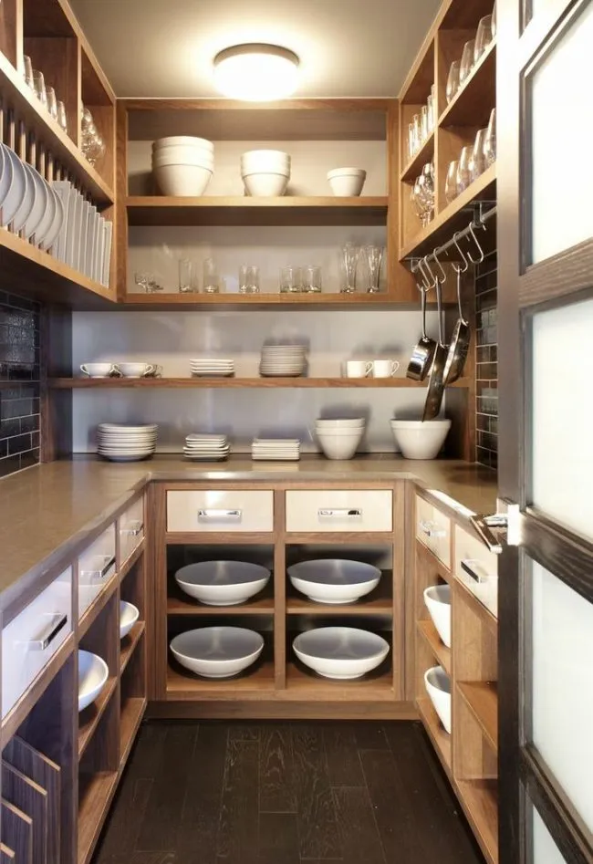Небольшой уголок на кухне для сушки и хранения разнообразной посуды - удобное решение для комнат с большим пространствомНебольшой уголок на кухне для сушки и хранения разнообразной посуды - удобное решение для комнат с большим пространством
