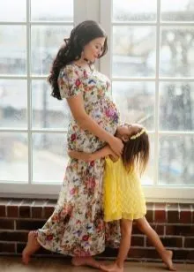 Цветное платье для беременных в пол