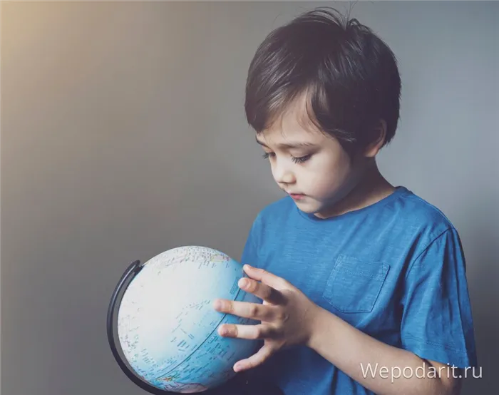 мальчик 5 лет рассматривает глобус