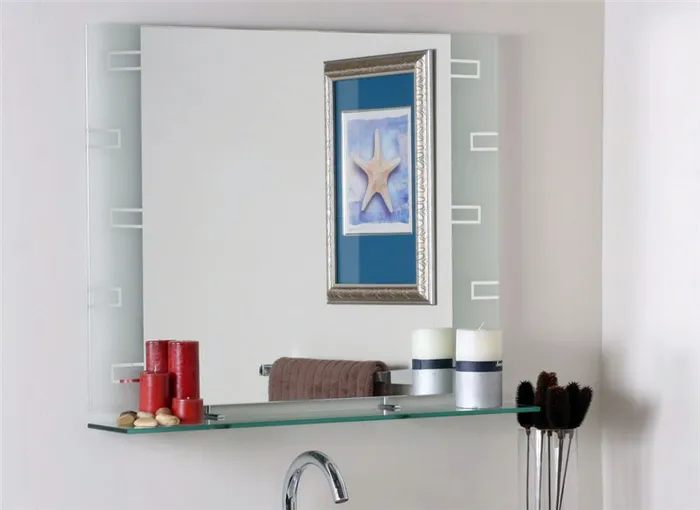 Зеркало в ванную с полочкой – практично и современно