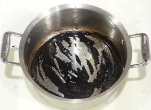 Как чистить кастрюлю от пригоревшего сахара