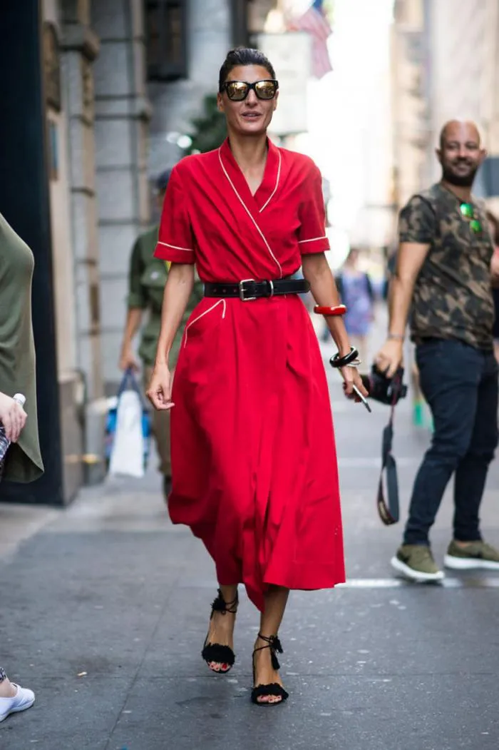 С чем носить модное красное платье в сезоне 2019 - 2020