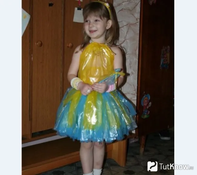 Детское платье из мусорных пакетов