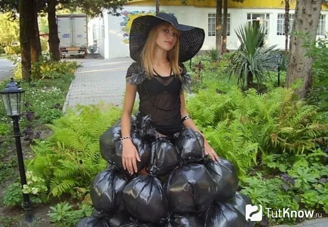 Девушка в пышном платье из мусорных пакетов