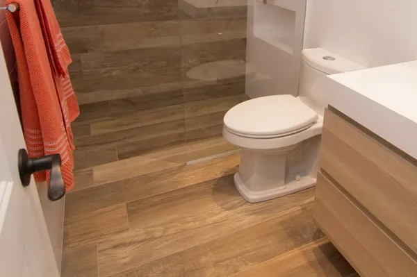Плитка ПВХ для туалета на полу и стенах