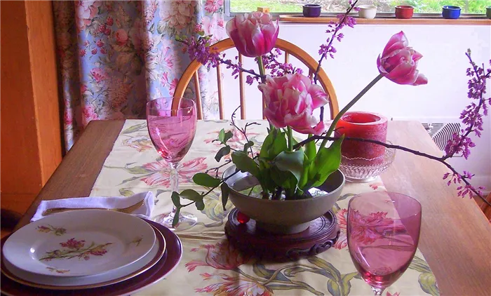 Цветы можно подобрать под оттенок свечей и посуды