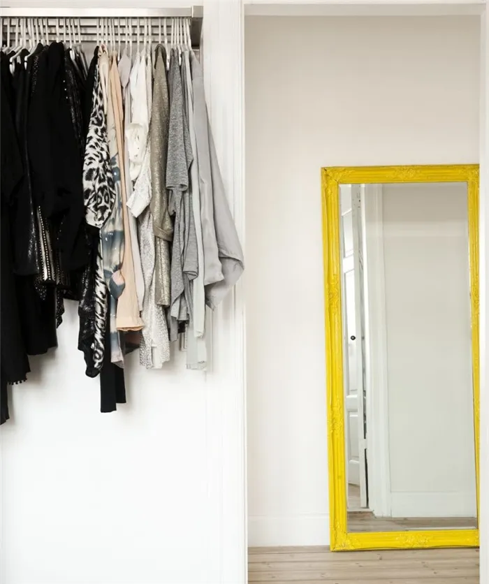 Зеркало в желтой оправе на полу в коридоре