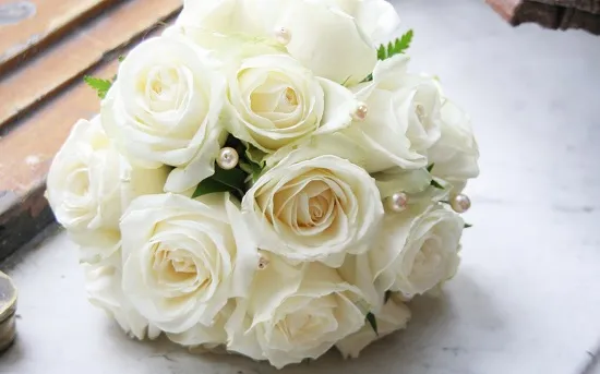 букет невесты с белыми розами