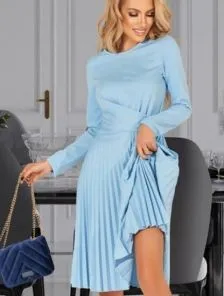 Теплое голубое платье плиссе на длинный рукав