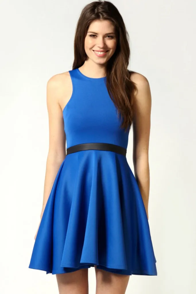 Красивое синее платье с расклешенной юбкой