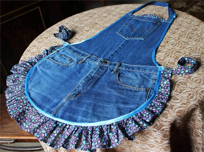 Фартуку из джинсы можно добавить кокетливости, сделав ему оторочку из ткани в цветочек